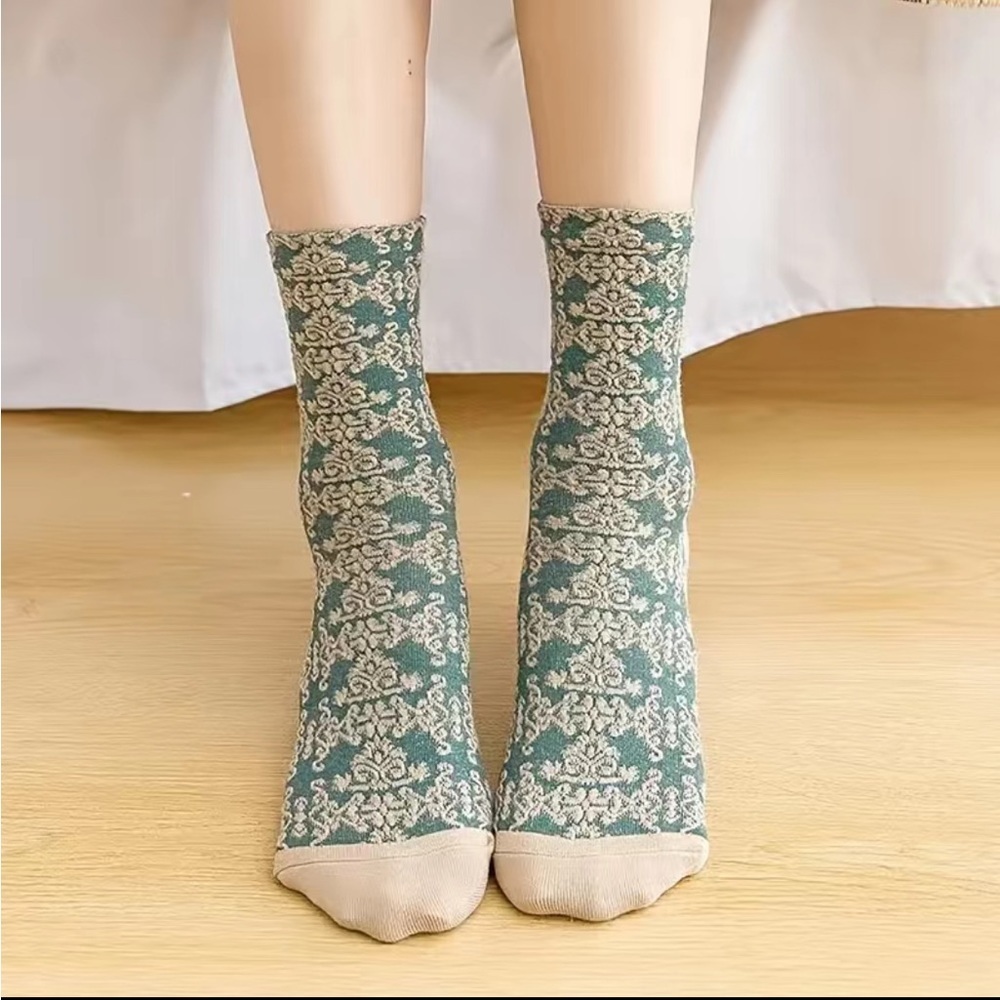 Women’s Floral Tube Socks 5 Pairs - Picture 3 of 6